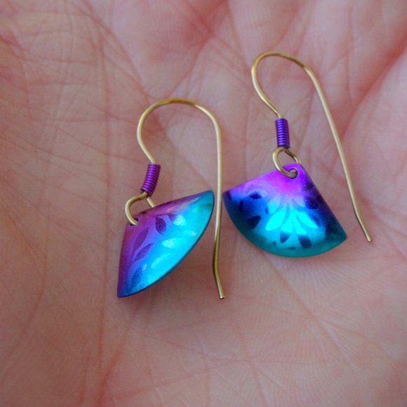 Vintage Holly Yashi Purple Blue & Green Fan Shaped Small Niobium Dangle Earrings - Picture 3 of 5